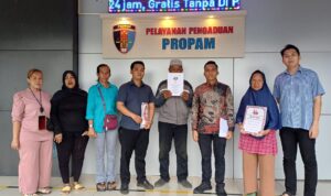 Kuasa hukum korban, A. Rilo Budiman, S.H., M.H., CPCm, dan tim saat membuat laporan di Propam Polda Sumsel, Jum'at (6/3/26).