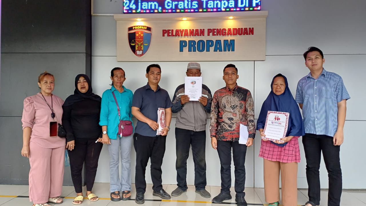 Kuasa hukum korban, A. Rilo Budiman, S.H., M.H., CPCm, dan tim saat membuat laporan di Propam Polda Sumsel, Jum'at (6/3/26).