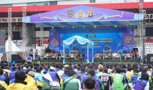 Kapolri Jenderal Listyo Sigit Prabowo pimpin deklarasi ribuan Ojol dan Buruh "Nyago Bumi Sriwijaya Aman Bae" di Stadion Bumi Sriwijaya, Minggu (8/3/26). Fhoto: Istimewa