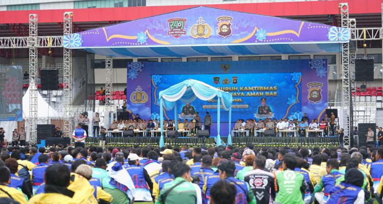 Kapolri Jenderal Listyo Sigit Prabowo pimpin deklarasi ribuan Ojol dan Buruh "Nyago Bumi Sriwijaya Aman Bae" di Stadion Bumi Sriwijaya, Minggu (8/3/26). Fhoto: Istimewa
