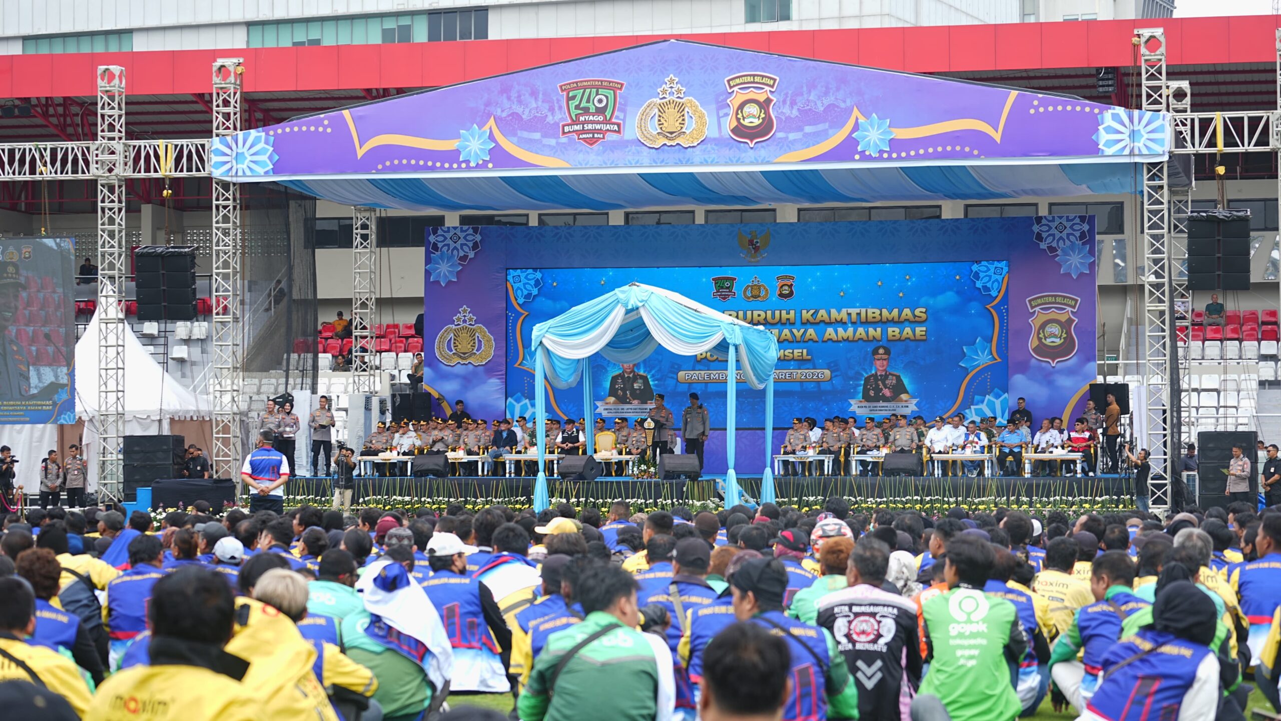 Kapolri Jenderal Listyo Sigit Prabowo pimpin deklarasi ribuan Ojol dan Buruh "Nyago Bumi Sriwijaya Aman Bae" di Stadion Bumi Sriwijaya, Minggu (8/3/26). Fhoto: Istimewa