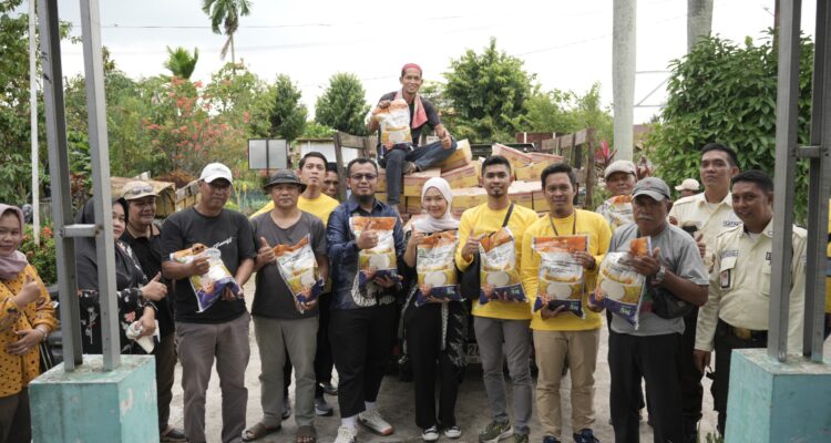Komitmen Nyata, PT Pusri Bagikan 28 Ribu Paket Sembako Gratis untuk Warga