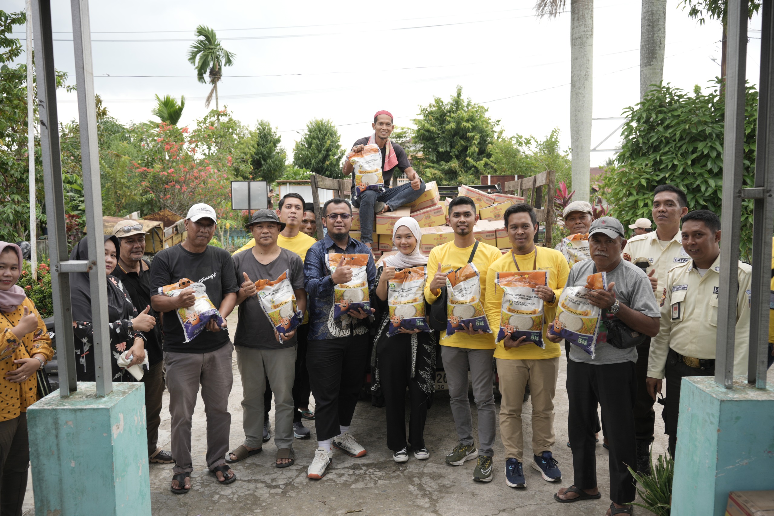 Komitmen Nyata, PT Pusri Bagikan 28 Ribu Paket Sembako Gratis untuk Warga