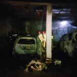 Bangkai kendaraan yang terbakar di Klinik Mitra Ananda, Senin (23/3/26). Fhoto: Istimewa