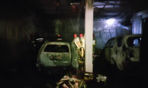 Bangkai kendaraan yang terbakar di Klinik Mitra Ananda, Senin (23/3/26). Fhoto: Istimewa Bangkai kendaraan yang terbakar di Klinik Mitra Ananda, Senin (23/3/26). Fhoto: Istimewa