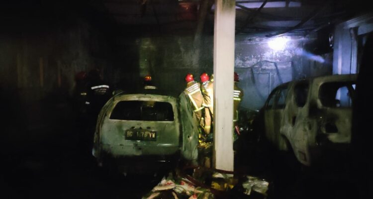 Bangkai kendaraan yang terbakar di Klinik Mitra Ananda, Senin (23/3/26). Fhoto: Istimewa