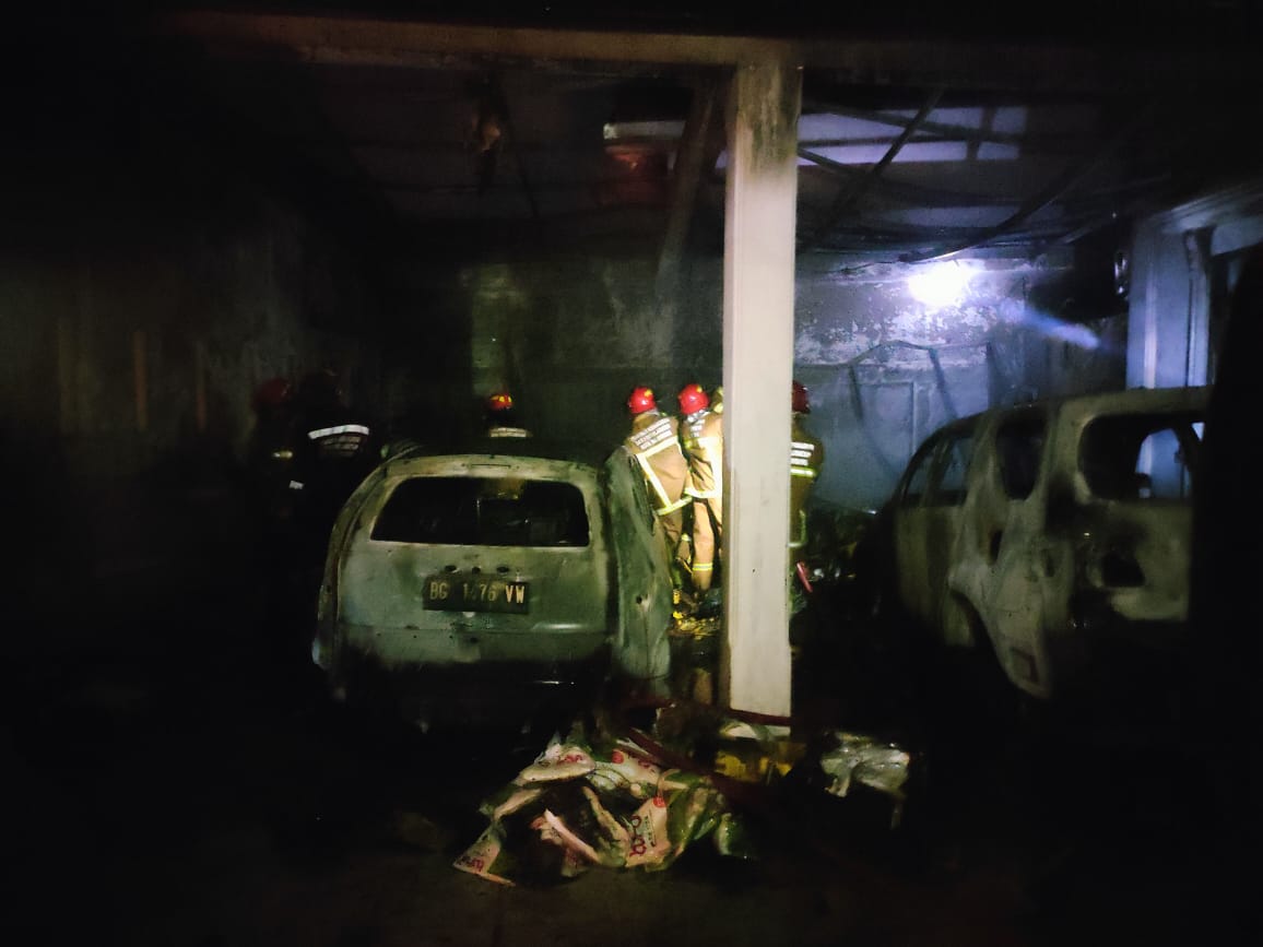 Bangkai kendaraan yang terbakar di Klinik Mitra Ananda, Senin (23/3/26). Fhoto: Istimewa