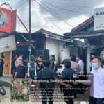Polisi sedang melakukan olah TKP, di rumah warga Demang Lebar Daun Palembang yang terkena teror diduga bom molotov, Selasa (24/3/26). Fhoto: Istimewa