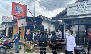 Polisi sedang melakukan olah TKP, di rumah warga Demang Lebar Daun Palembang yang terkena teror diduga bom molotov, Selasa (24/3/26). Fhoto: Istimewa Polisi sedang melakukan olah TKP, di rumah warga Demang Lebar Daun Palembang yang terkena teror diduga bom molotov, Selasa (24/3/26). Fhoto: Istimewa