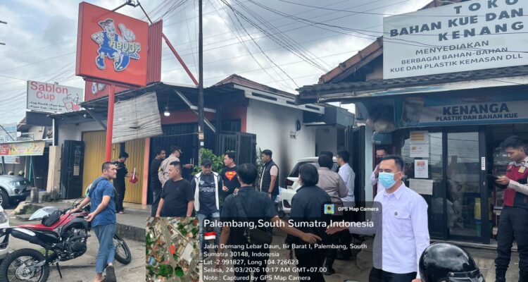 Polisi sedang melakukan olah TKP, di rumah warga Demang Lebar Daun Palembang yang terkena teror diduga bom molotov, Selasa (24/3/26). Fhoto: Istimewa