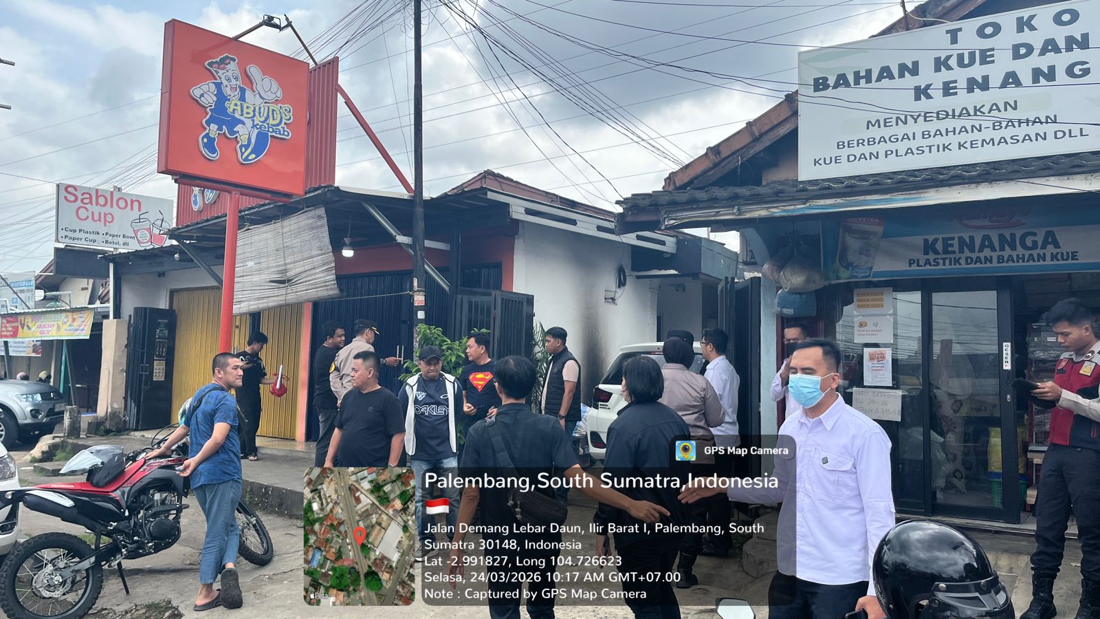 Polisi sedang melakukan olah TKP, di rumah warga Demang Lebar Daun Palembang yang terkena teror diduga bom molotov, Selasa (24/3/26). Fhoto: Istimewa