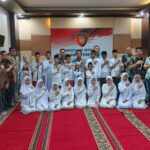 Kebersamaan Direktur Intelkam Polda Sumsel, Kombes Pol Tony Budhi Susetyo, S.I.K., M.H., didampingi Wadir Intelkam AKBP Mario Ivanry, S.E., serta jajaran dan anak yatim piatu dari Yayasan Mahabatul Umi, Jum'at (27/3/26). Fhoto: Istimewa