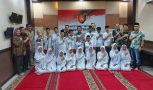 Kebersamaan Direktur Intelkam Polda Sumsel, Kombes Pol Tony Budhi Susetyo, S.I.K., M.H., didampingi Wadir Intelkam AKBP Mario Ivanry, S.E., serta jajaran dan anak yatim piatu dari Yayasan Mahabatul Umi, Jum'at (27/3/26). Fhoto: Istimewa