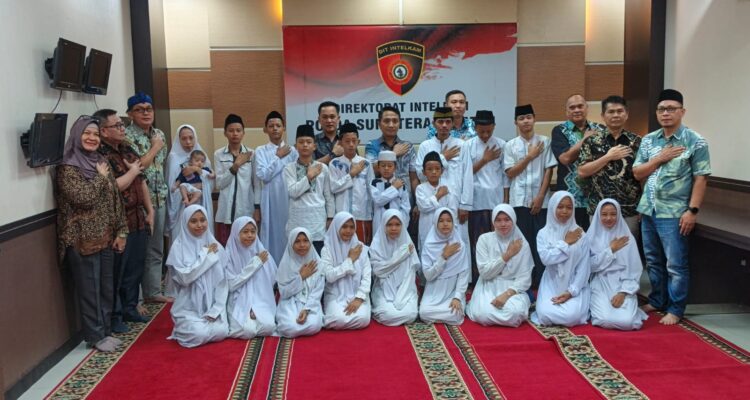 Kebersamaan Direktur Intelkam Polda Sumsel, Kombes Pol Tony Budhi Susetyo, S.I.K., M.H., didampingi Wadir Intelkam AKBP Mario Ivanry, S.E., serta jajaran dan anak yatim piatu dari Yayasan Mahabatul Umi, Jum'at (27/3/26). Fhoto: Istimewa