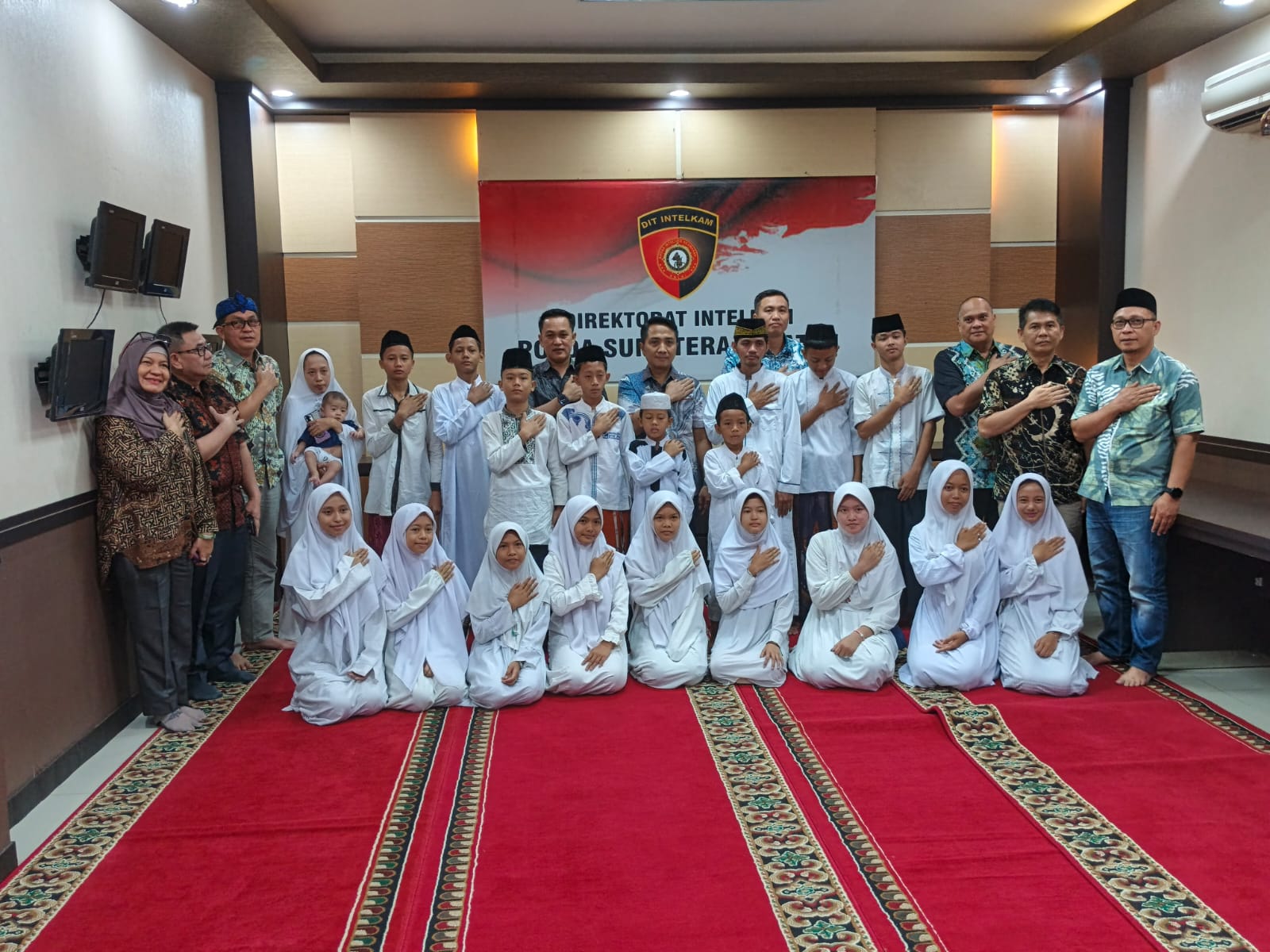 Kebersamaan Direktur Intelkam Polda Sumsel, Kombes Pol Tony Budhi Susetyo, S.I.K., M.H., didampingi Wadir Intelkam AKBP Mario Ivanry, S.E., serta jajaran dan anak yatim piatu dari Yayasan Mahabatul Umi, Jum'at (27/3/26). Fhoto: Istimewa
