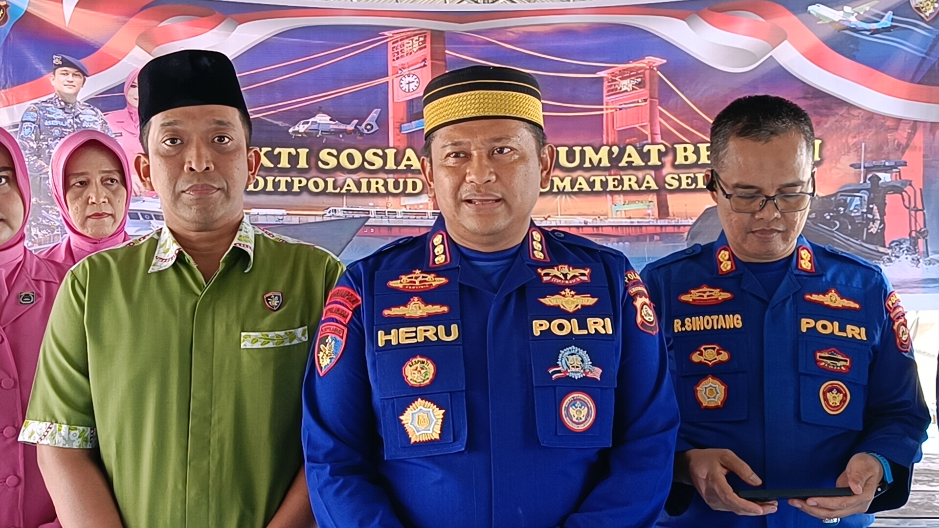Direktur Polairud Polda Sumsel, Kombes Pol Heru Agung Nugroho, S.I.K., didampingi oleh Kabag Ops, AKBP Rahmat Sihotang, serta Kasubdit Gakkum, AKBP Chusnul Qomar, S.H., S.I.K., M.M saat di wawancarai 24detik.id, Jum'at (13/3/26). Fhoto: Suherman