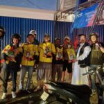 Sekretaris HDCI Palembang, Bro Tazir berikan paket beras untuk driver ojek online (ojol) di jalan Kapten Arivai, Senin dini hari (26/3/26) Fhoto: Suherman