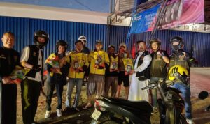 Sekretaris HDCI Palembang, Bro Tazir berikan paket beras untuk driver ojek online (ojol) di jalan Kapten Arivai, Senin dini hari (26/3/26) Fhoto: Suherman Sekretaris HDCI Palembang, Bro Tazir berikan paket beras untuk driver ojek online (ojol) di jalan Kapten Arivai, Senin dini hari (26/3/26) Fhoto: Suherman