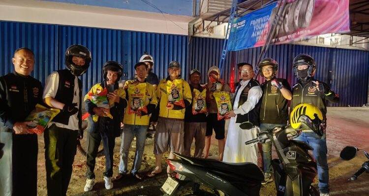 Sekretaris HDCI Palembang, Bro Tazir berikan paket beras untuk driver ojek online (ojol) di jalan Kapten Arivai, Senin dini hari (26/3/26) Fhoto: Suherman