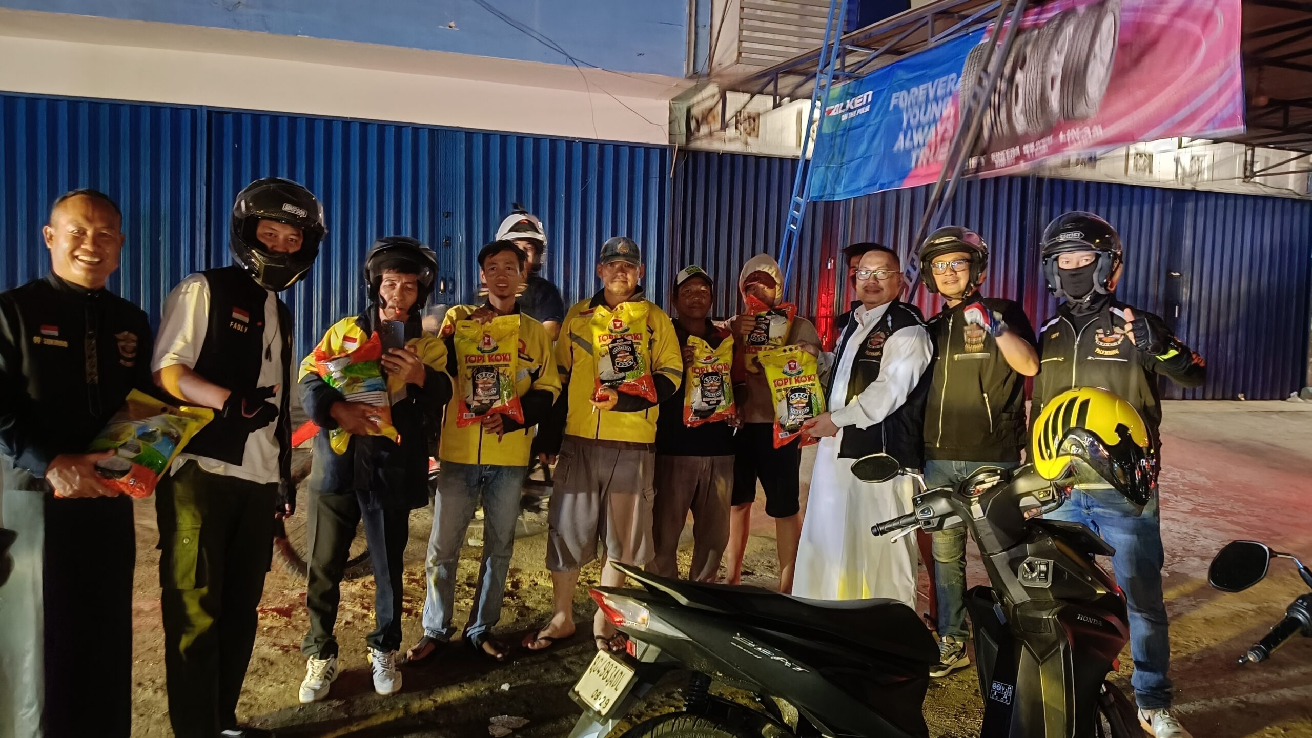Sekretaris HDCI Palembang, Bro Tazir berikan paket beras untuk driver ojek online (ojol) di jalan Kapten Arivai, Senin dini hari (26/3/26) Fhoto: Suherman