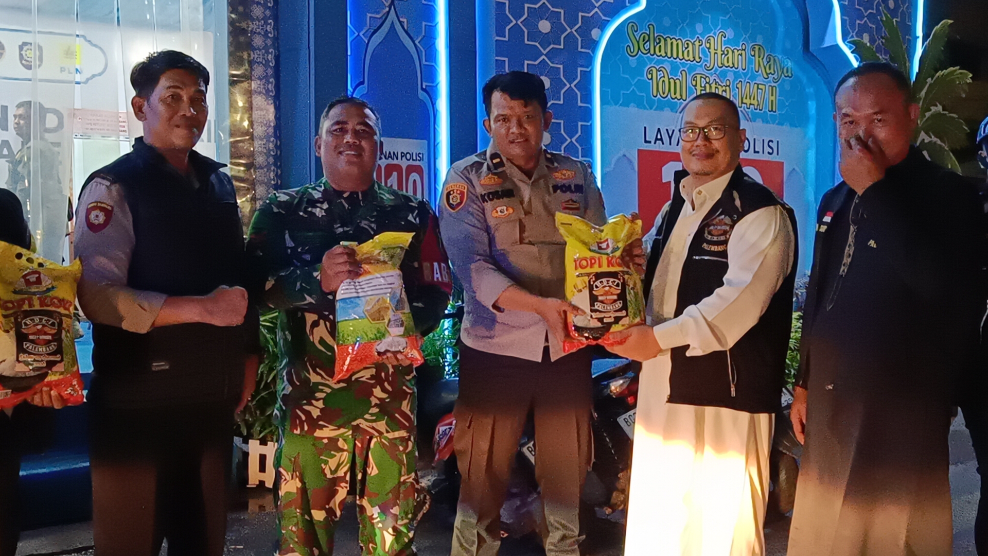 Sekretaris HDCI Palembang, Bro Tazir berikan paket beras untuk Pak polisi dan bapak TNI yang bertugas di Pospam ketupat Musi, depan Bundaran Air Mancur.Fhoto: Suherman 