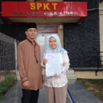 Tak Terima Nama Baik Dicemarkan di Medsos, Bunga Wulandari didampingi Orang Tuanya membuat laporan ke Polda Sumsel, Sabtu (28/3/26). Fhoto: Suherman