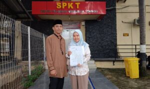 Tak Terima Nama Baik Dicemarkan di Medsos, Bunga Wulandari didampingi Orang Tuanya membuat laporan ke Polda Sumsel, Sabtu (28/3/26). Fhoto: Suherman