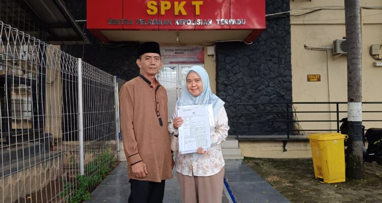 Tak Terima Nama Baik Dicemarkan di Medsos, Bunga Wulandari didampingi Orang Tuanya membuat laporan ke Polda Sumsel, Sabtu (28/3/26). Fhoto: Suherman