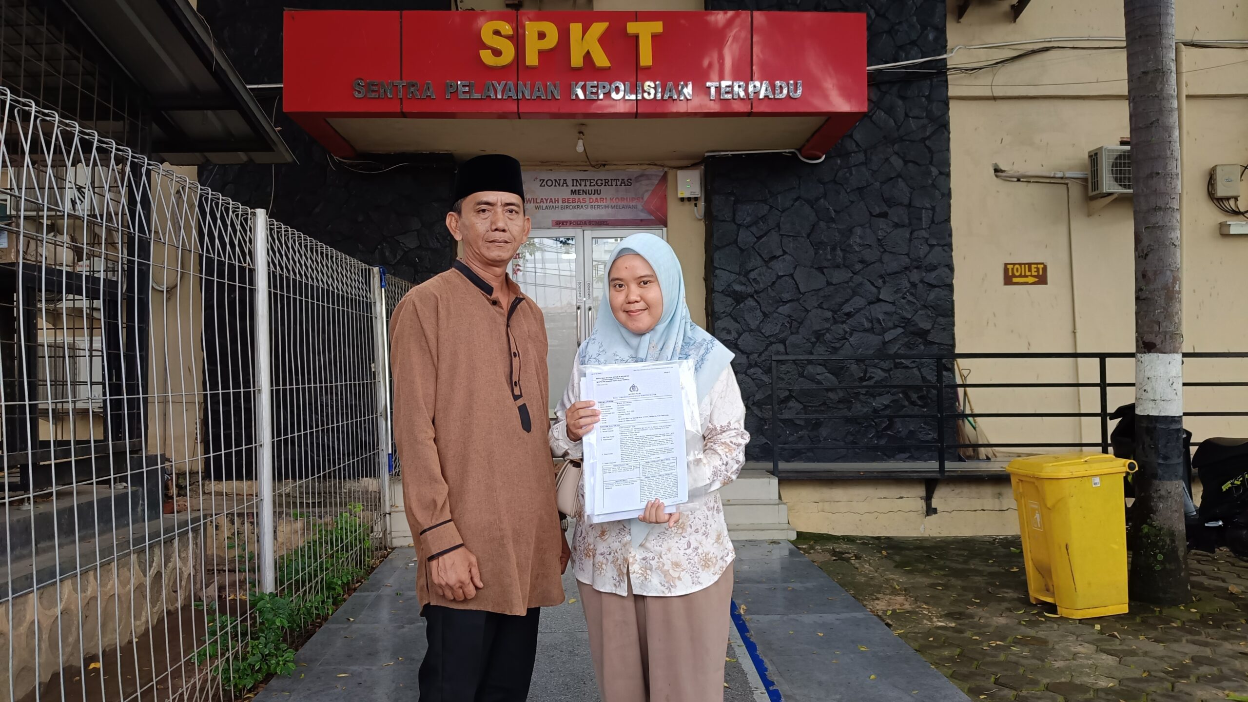 Tak Terima Nama Baik Dicemarkan di Medsos, Bunga Wulandari didampingi Orang Tuanya membuat laporan ke Polda Sumsel, Sabtu (28/3/26). Fhoto: Suherman