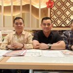 Korban Wahyudi (baju hitam) didampingi Kuasa hukumnya, Imron Ahmad, SH MH, (baju kemeja warna mocca) dan rekan, saat konferensi pers, Minggu (29/3/26). Fhoto: Suherman