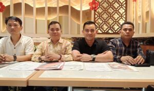 Korban Wahyudi (baju hitam) didampingi Kuasa hukumnya, Imron Ahmad, SH MH, (baju kemeja warna mocca) dan rekan, saat konferensi pers, Minggu (29/3/26). Fhoto: Suherman Korban Wahyudi (baju hitam) didampingi Kuasa hukumnya, Imron Ahmad, SH MH, (baju kemeja warna mocca) dan rekan, saat konferensi pers, Minggu (29/3/26). Fhoto: Suherman