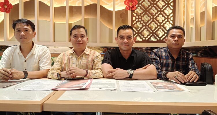 Korban Wahyudi (baju hitam) didampingi Kuasa hukumnya, Imron Ahmad, SH MH, (baju kemeja warna mocca) dan rekan, saat konferensi pers, Minggu (29/3/26). Fhoto: Suherman