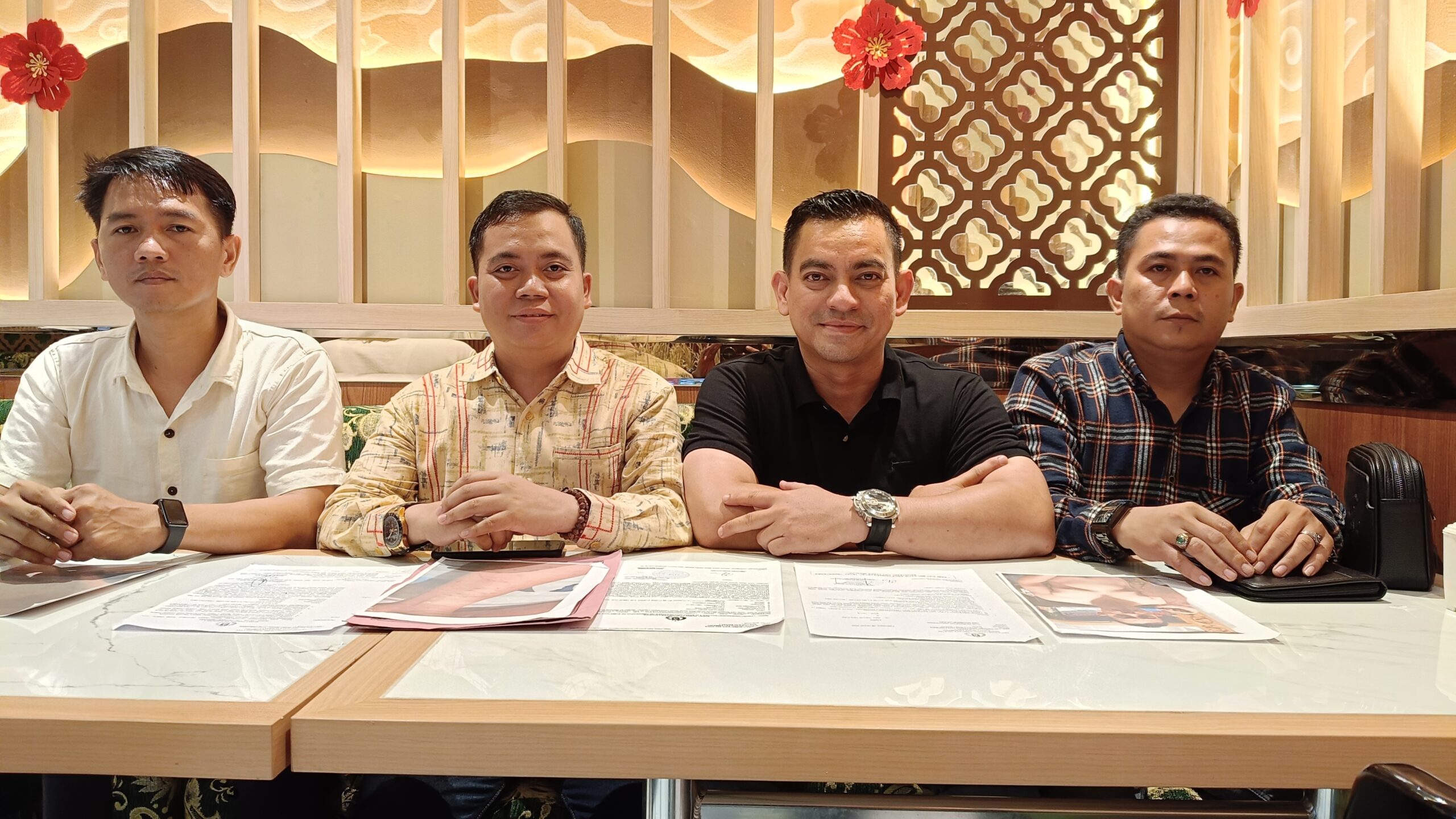 Korban Wahyudi (baju hitam) didampingi Kuasa hukumnya, Imron Ahmad, SH MH, (baju kemeja warna mocca) dan rekan, saat konferensi pers, Minggu (29/3/26). Fhoto: Suherman