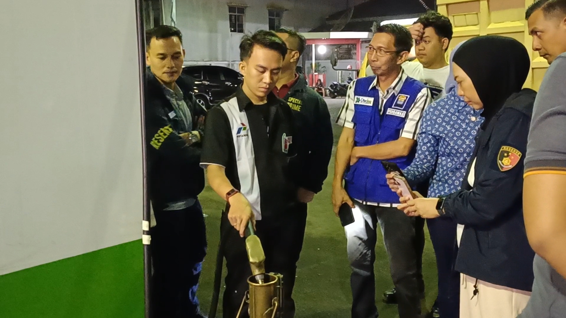 Kasubdit 1 Indagsi Ditreskrimsus Polda Sumsel, AKBP Khoiril Akbar SIK, bersama Tim Kemetrologian dinas Perdagangan Kota Palembang, saat mengecek langsung Tera Nozzel SPBU KM 7 Jalan Kolonel Haji Burlian, Senin (9/3/26).Fhoto: Suherman 