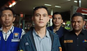 Kasubdit 1 Indagsi Ditreskrimsus Polda Sumsel, AKBP Khoiril Akbar SIK, bersama Tim Kemetrologian dinas Perdagangan Kota Palembang, saat diwawancarai selesai Sidak di SPBU Kenten Permai, Senin (9/3/26). Fhoto: Suherman Kasubdit 1 Indagsi Ditreskrimsus Polda Sumsel, AKBP Khoiril Akbar SIK, bersama Tim Kemetrologian dinas Perdagangan Kota Palembang, saat diwawancarai selesai Sidak di SPBU Kenten Permai, Senin (9/3/26). Fhoto: Suherman