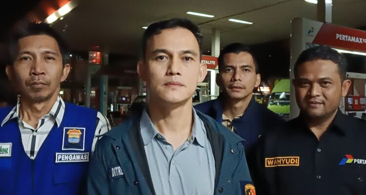 Kasubdit 1 Indagsi Ditreskrimsus Polda Sumsel, AKBP Khoiril Akbar SIK, bersama Tim Kemetrologian dinas Perdagangan Kota Palembang, saat diwawancarai selesai Sidak di SPBU Kenten Permai, Senin (9/3/26). Fhoto: Suherman