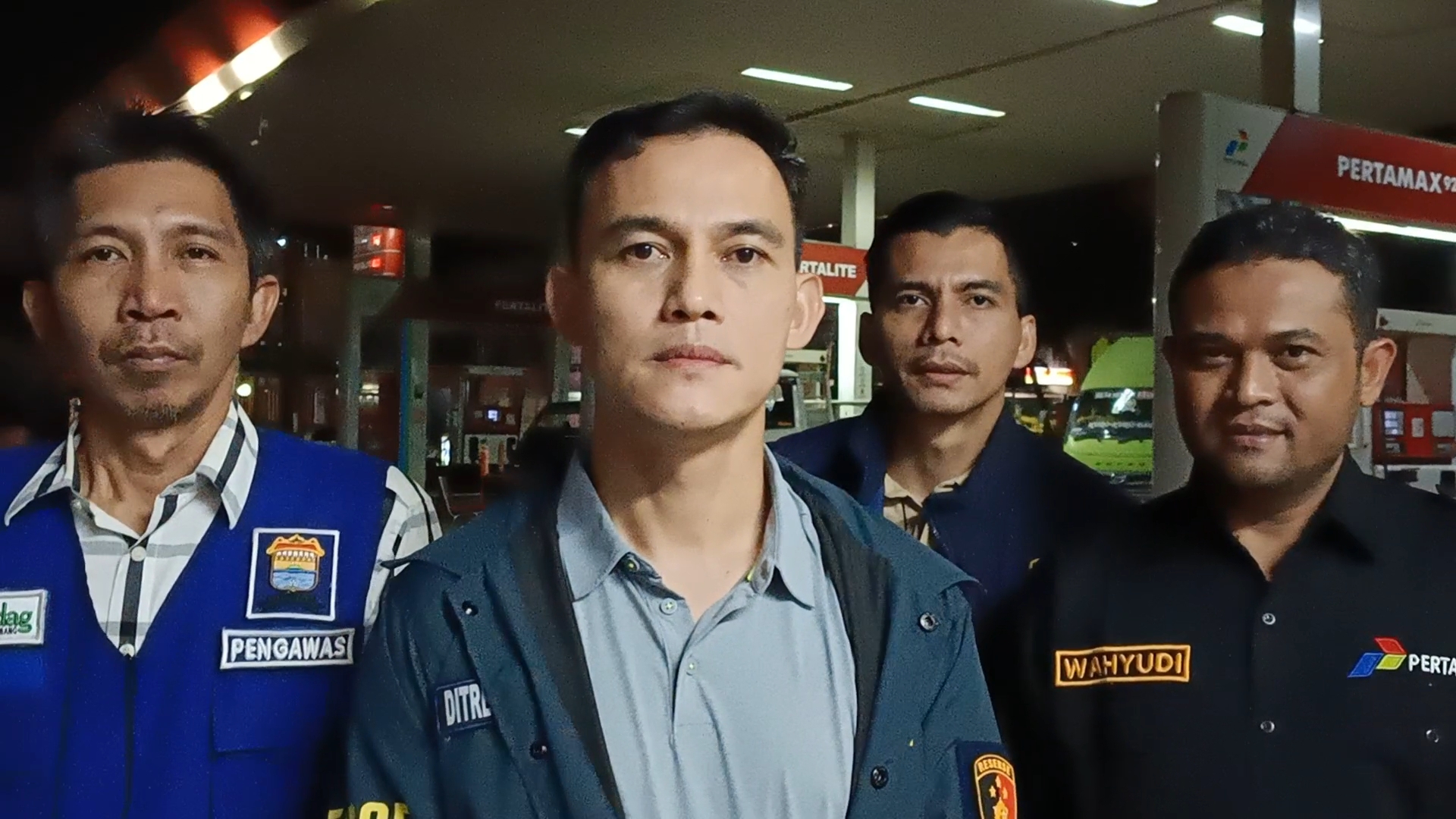 Kasubdit 1 Indagsi Ditreskrimsus Polda Sumsel, AKBP Khoiril Akbar SIK, bersama Tim Kemetrologian dinas Perdagangan Kota Palembang, saat diwawancarai selesai Sidak di SPBU Kenten Permai, Senin (9/3/26). Fhoto: Suherman