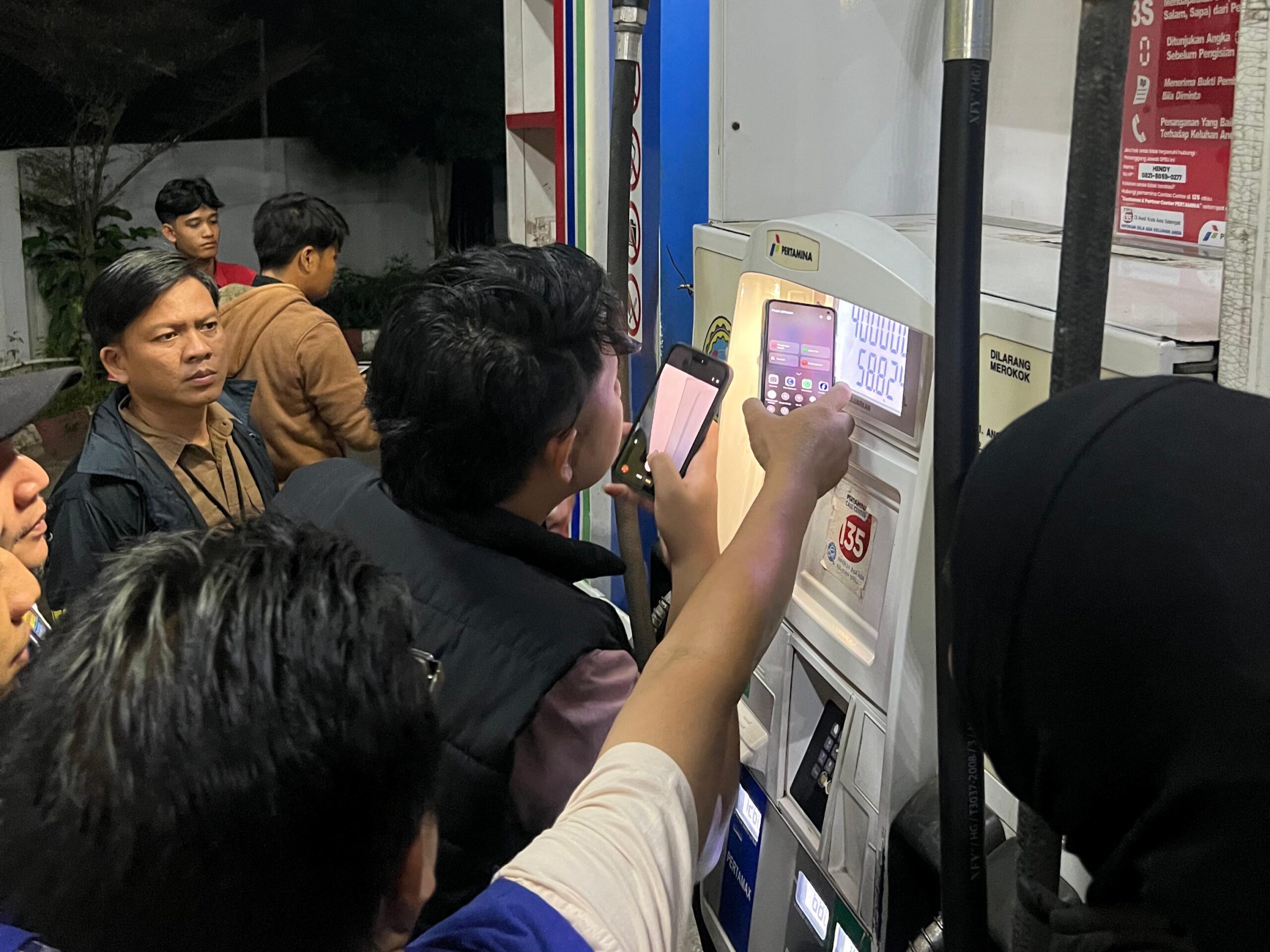Tim Subdit 1 Indagsi Ditreskrimsus Polda Sumsel bersama Tim Kemetrologian Dina Perdagangan Kota Palembang, saat mengecek Tera Nozzel SPBU Romy Herton jalan Sukarno Hatta, Senin (9/3/26).