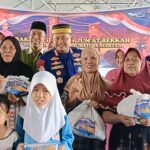 Direktur Polairud Polda Sumsel, Kombes Pol Heru Nugroho SIK, didampingi Kasubdit Gakkum, AKBP Chusnul Qomar, SH, SIK, MM, saat memberikan paket sembako gratis untuk masyarakat pesisir, Jum'at (13/3/26. Fhoto: Suherman