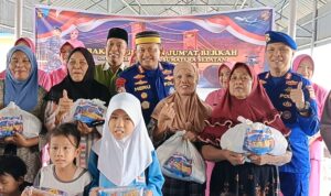 Direktur Polairud Polda Sumsel, Kombes Pol Heru Nugroho SIK, didampingi Kasubdit Gakkum, AKBP Chusnul Qomar, SH, SIK, MM, saat memberikan paket sembako gratis untuk masyarakat pesisir, Jum'at (13/3/26. Fhoto: Suherman