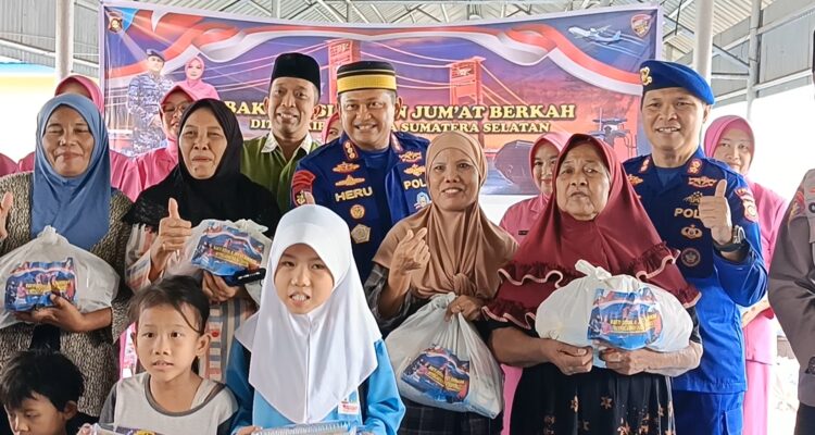 Direktur Polairud Polda Sumsel, Kombes Pol Heru Nugroho SIK, didampingi Kasubdit Gakkum, AKBP Chusnul Qomar, SH, SIK, MM, saat memberikan paket sembako gratis untuk masyarakat pesisir, Jum'at (13/3/26. Fhoto: Suherman