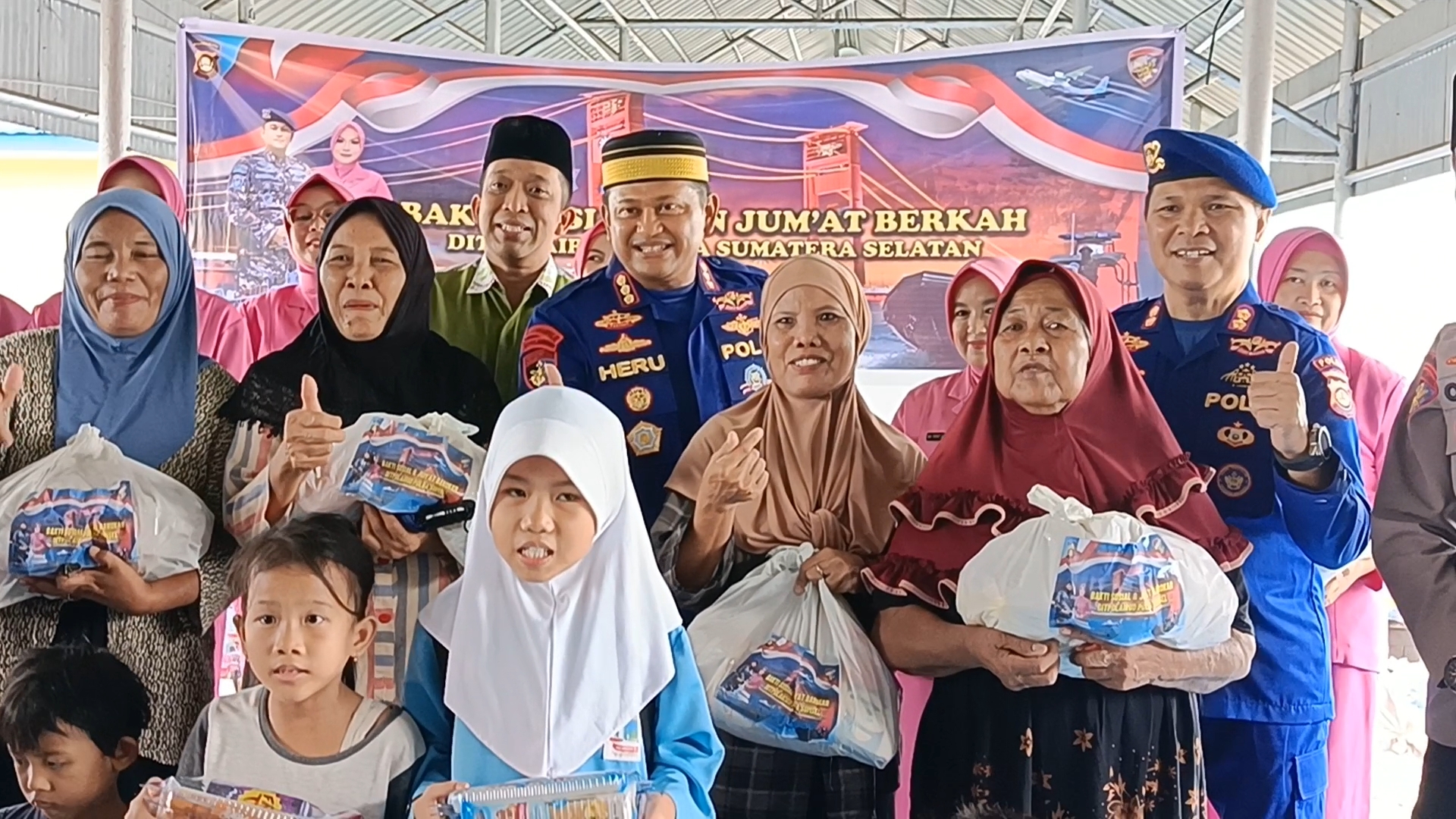 Direktur Polairud Polda Sumsel, Kombes Pol Heru Nugroho SIK, didampingi Kasubdit Gakkum, AKBP Chusnul Qomar, SH, SIK, MM, saat memberikan paket sembako gratis untuk masyarakat pesisir, Jum'at (13/3/26. Fhoto: Suherman
