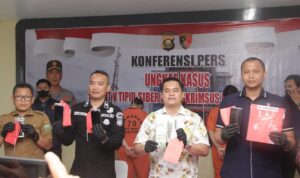 Direktur Reskrimsus Polda Sumsel, Kombes Pol Doni Satrya Sembiring, didampingi Kasubbid Penmas, Kompol I Putu Suryawan, saat Konferensi pers, Kamis (2/4/26). Fhoto: Istimewa Direktur Reskrimsus Polda Sumsel, Kombes Pol Doni Satrya Sembiring, didampingi Kasubbid Penmas, Kompol I Putu Suryawan, saat Konferensi pers, Kamis (2/4/26). Fhoto: Istimewa