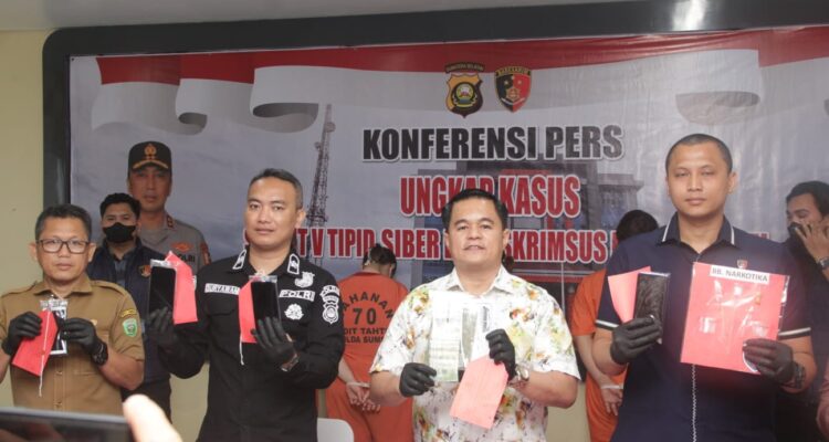 Direktur Reskrimsus Polda Sumsel, Kombes Pol Doni Satrya Sembiring, didampingi Kasubbid Penmas, Kompol I Putu Suryawan, saat Konferensi pers, Kamis (2/4/26). Fhoto: Istimewa