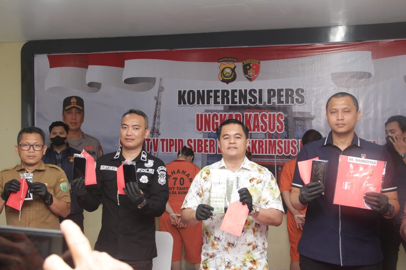 Direktur Reskrimsus Polda Sumsel, Kombes Pol Doni Satrya Sembiring, didampingi Kasubbid Penmas, Kompol I Putu Suryawan, saat Konferensi pers, Kamis (2/4/26). Fhoto: Istimewa