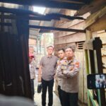 Karo SDM Polda Sumsel, Kombes Pol Sudrajat Hariwibowo, SIK MSI, saat turun langsung meninjau lokasi bedah rumah, Selasa (7/4/26). Fhoto: Istimewa