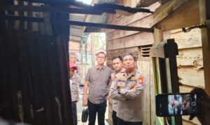 Karo SDM Polda Sumsel, Kombes Pol Sudrajat Hariwibowo, SIK MSI, saat turun langsung meninjau lokasi bedah rumah, Selasa (7/4/26). Fhoto: Istimewa Karo SDM Polda Sumsel, Kombes Pol Sudrajat Hariwibowo, SIK MSI, saat turun langsung meninjau lokasi bedah rumah, Selasa (7/4/26). Fhoto: Istimewa