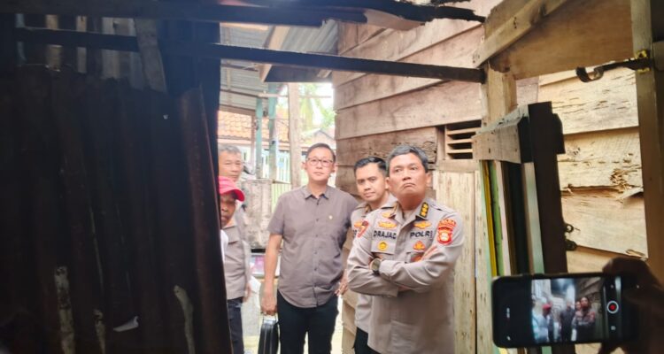 Karo SDM Polda Sumsel, Kombes Pol Sudrajat Hariwibowo, SIK MSI, saat turun langsung meninjau lokasi bedah rumah, Selasa (7/4/26). Fhoto: Istimewa