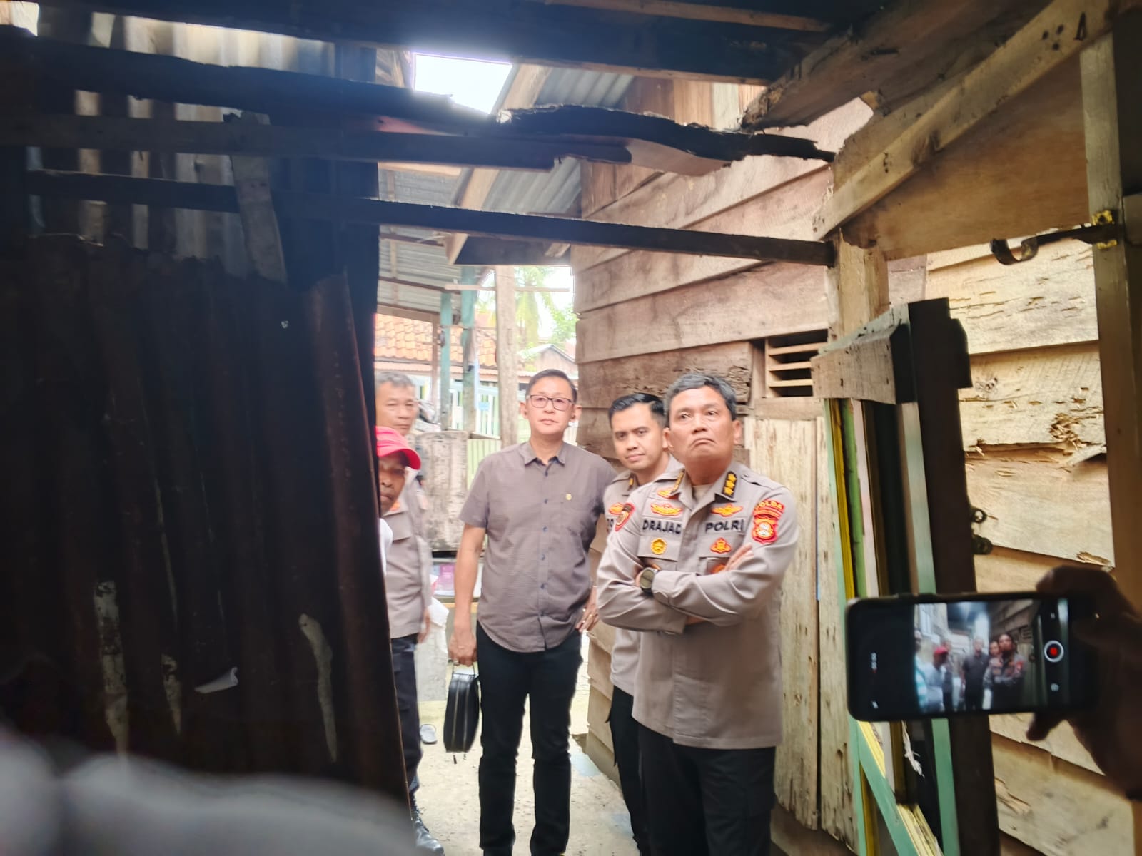 Karo SDM Polda Sumsel, Kombes Pol Sudrajat Hariwibowo, SIK MSI, saat turun langsung meninjau lokasi bedah rumah, Selasa (7/4/26). Fhoto: Istimewa