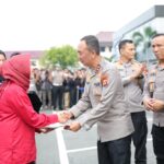 Kapolda Sumsel, Irjen Pol Sandi Nugroho, menyerahkan secara langsung kendaraan bermotor hasil sitaan tindak pidana curanmor, kepada pemiliknya, Rabu (8/4). Fhoto: Istimewa